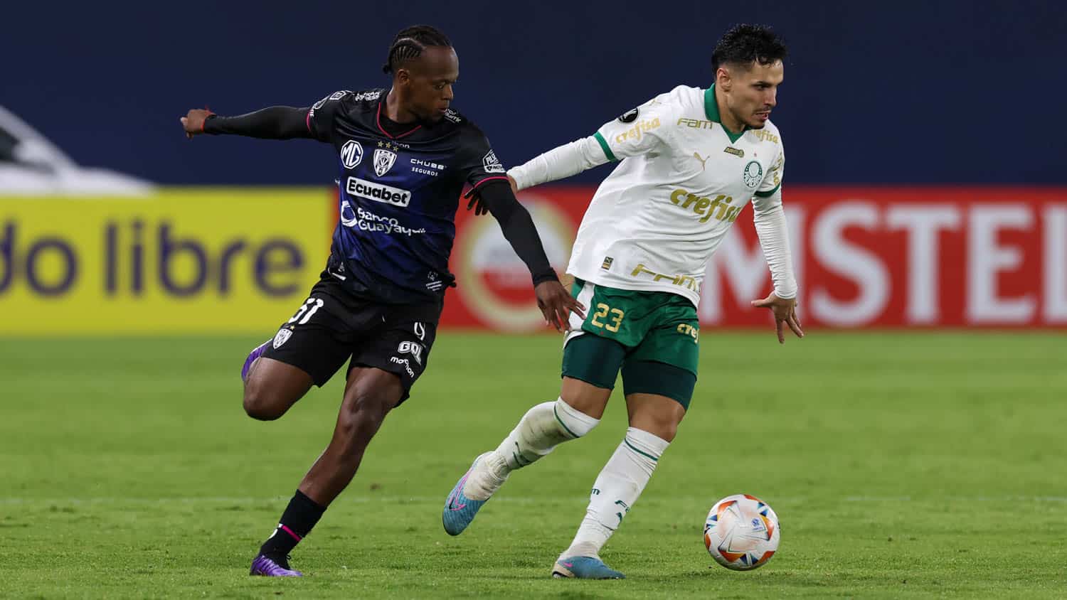 Raphael Veiga em jogo do Palmeiras