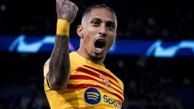 Raphinha celebrando seu gol pelo Barcelona na Champions League