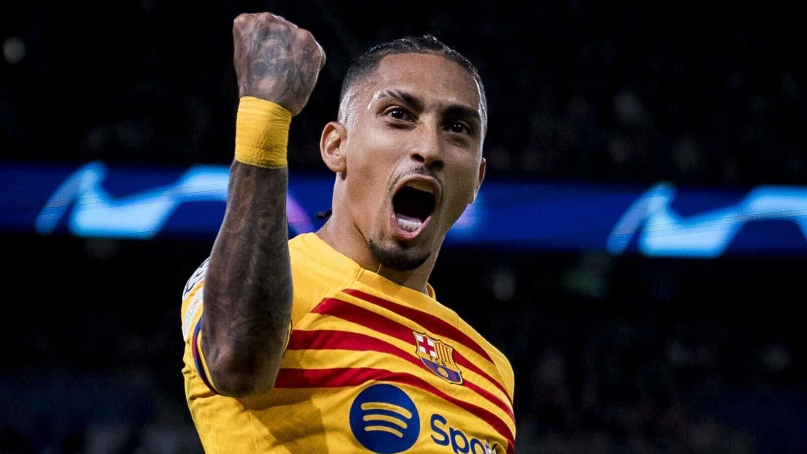 Raphinha celebrando seu gol pelo Barcelona na Champions League