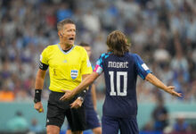 Modric reclamando com Daniele Orsato em jogo da Croácia e Argentina