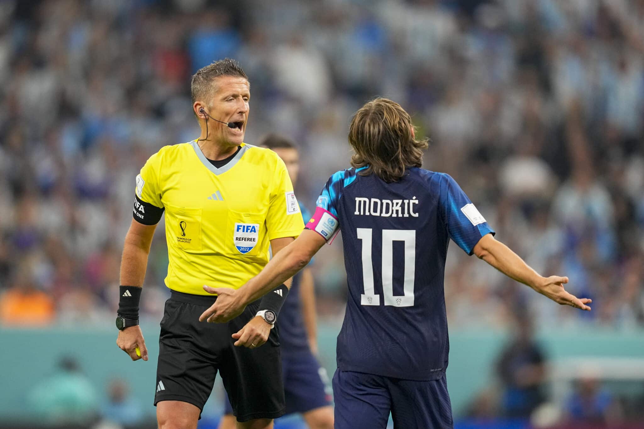 Modric reclamando com Daniele Orsato em jogo da Croácia e Argentina