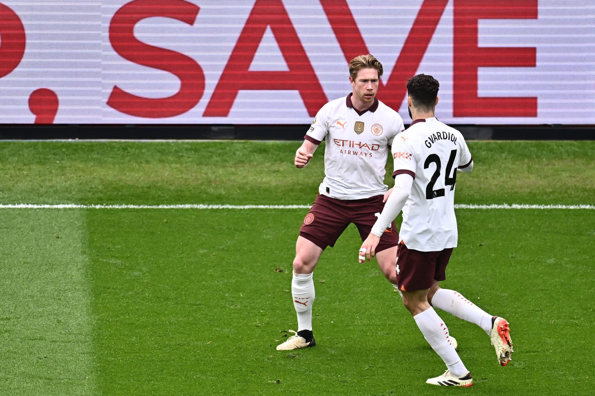 Kevin De Bruyne e Josko Gvardiol em jogo pelo Manchester City