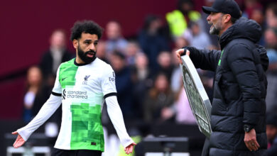 Klopp e Salah discutem em jogo do Liverpool