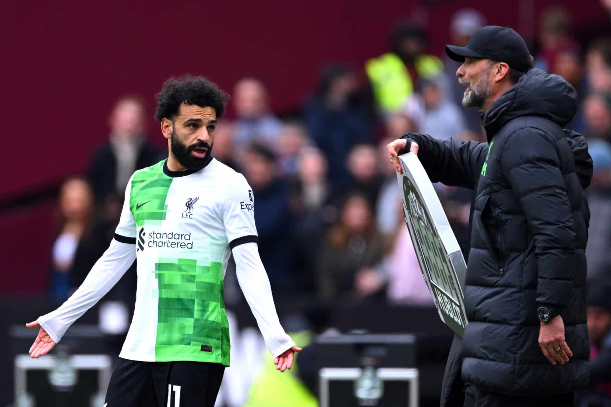 Klopp e Salah discutem em jogo do Liverpool