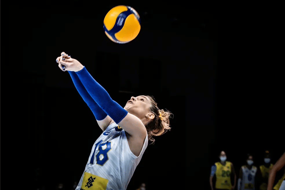 Camila Brait com a camisa da seleção brasileira