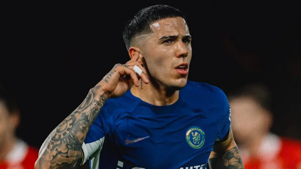 Enzo Fernández com a camisa do Chelsea