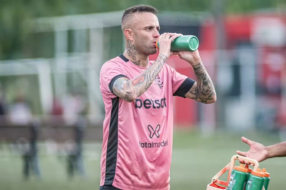 Luan em treino do Vitória