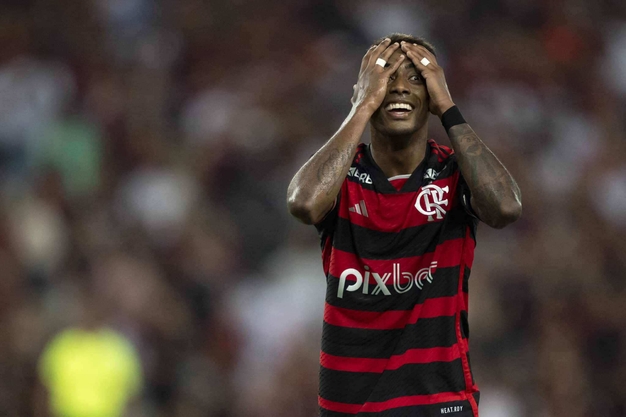 RJ - RIO DE JANEIRO - 17/04/2024 - BRASILEIRO A 2024, FLAMENGO X SAO PAULO - Bruno Henrique jogador do Flamengo lamenta durante partida contra o Sao Paulo no estadio Maracana pelo campeonato Brasileiro A 2024. Foto: Jorge Rodrigues/AGIF