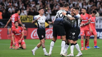 SP - SAO PAULO - 14/05/2024 - COPA SUL-AMERICANA 2024, CORINTHIANS X ARGENTINOS JUNIORS - Fausto Vera jogador do Corinthians comemora seu gol com jogadores do seu time durante partida contra o Argentinos Juniors no estadio Arena Corinthians pelo campeonato Copa Sul-Americana 2024. Foto: Ettore Chiereguini/AGIF