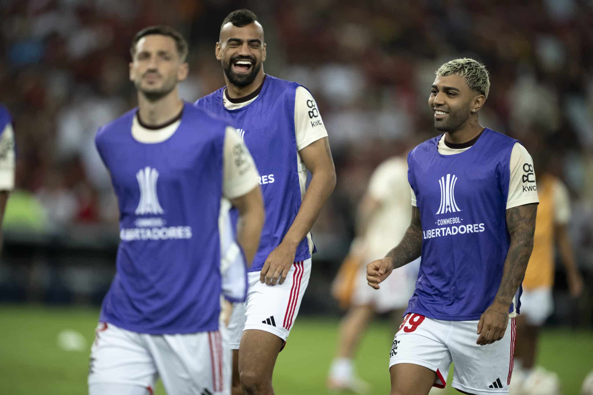 RJ - RIO DE JANEIRO - 28/05/2024 - COPA LIBERTADORES 2024, FLAMENGO X MILLONARIOS - Fabricio Bruno jogador do Flamengo com Gabi jogador da sua equipe durante aquecimento antes da partida contra o Millonarios no estadio Maracana pelo campeonato Copa Libertadores 2024. Foto: Jorge Rodrigues/AGIF