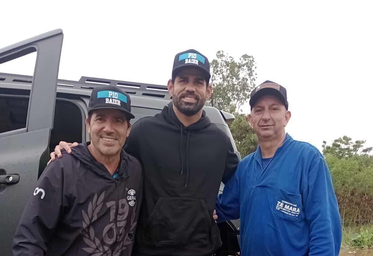 Diego Costa, do Grêmio, ajudando na tragédia do Rio Grande do Sul