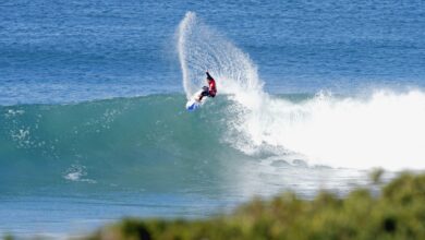 Adriano de Souza surfa em J-Bay