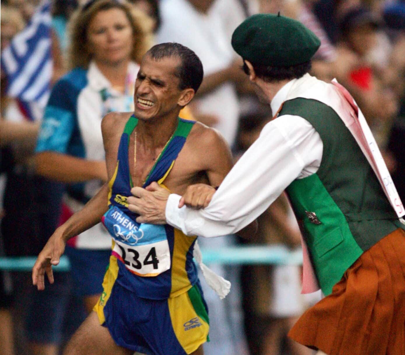 Vanderlei Cordeiro sendo atrapalhado nas Olimpíadas