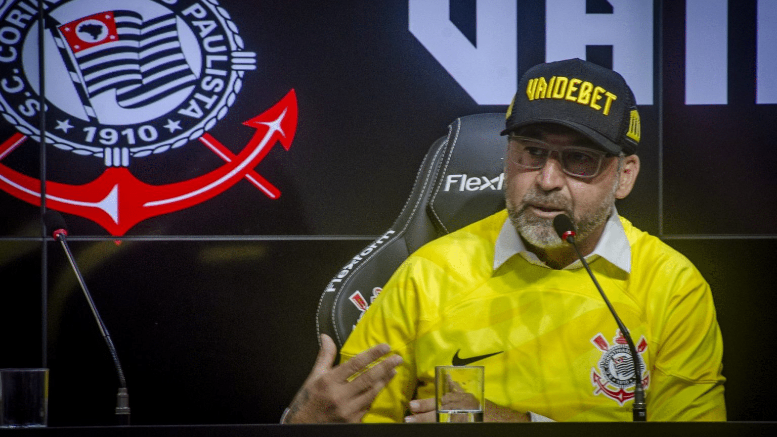 Augusto Melo com boné da Vai de bet