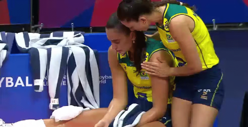 Julia Kudiess é consolada pelas companheiras