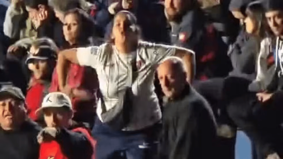 Torcedora do San Lorenzo imita macaco em direção a torcida do Palmeiras