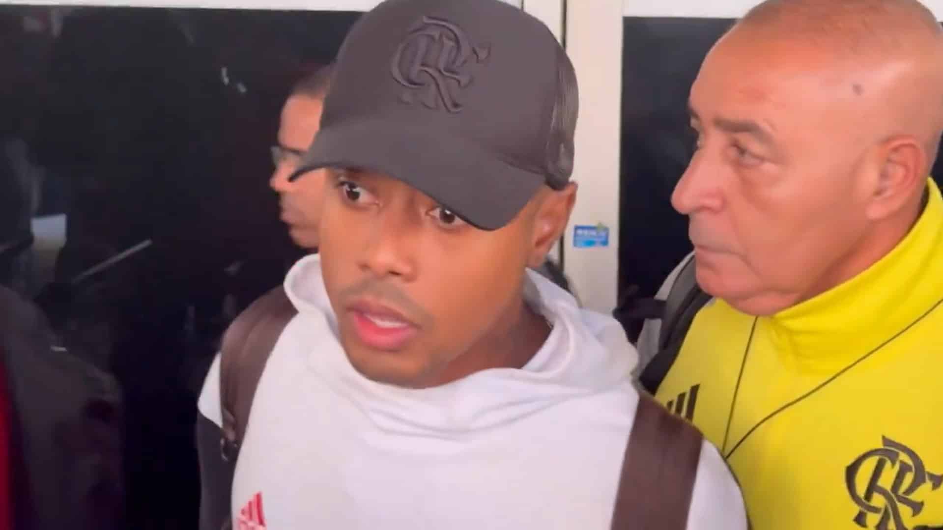 Torcida do Flamengo protesta, e Bruno Henrique responde