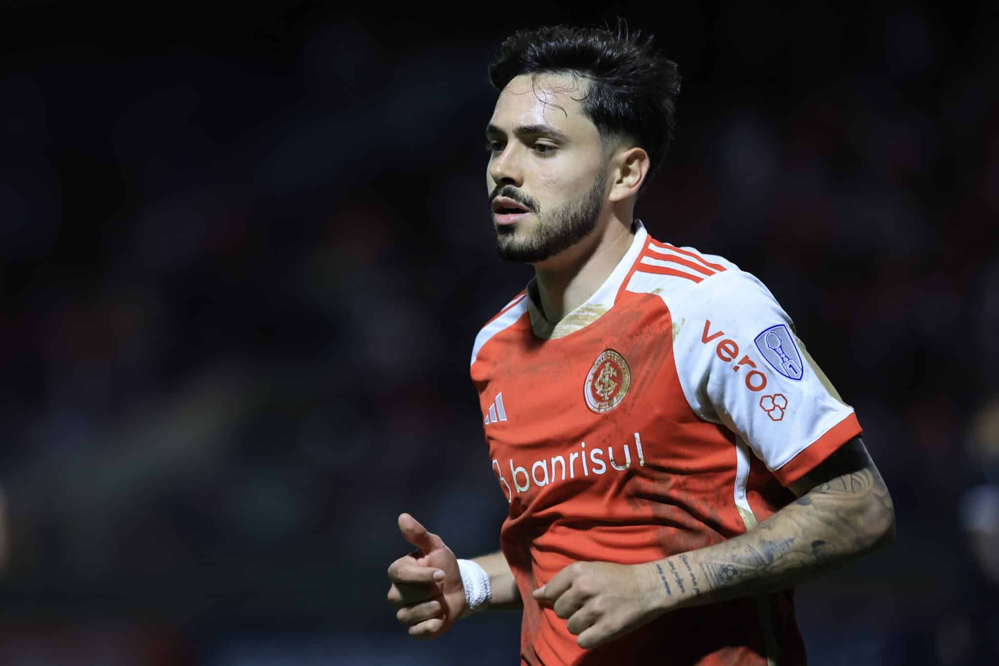 Maurício em ação pelo Internacional