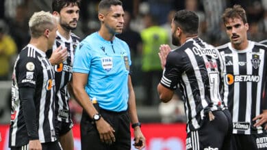 Jogadores do Atlético-MG questionando arbitragem
