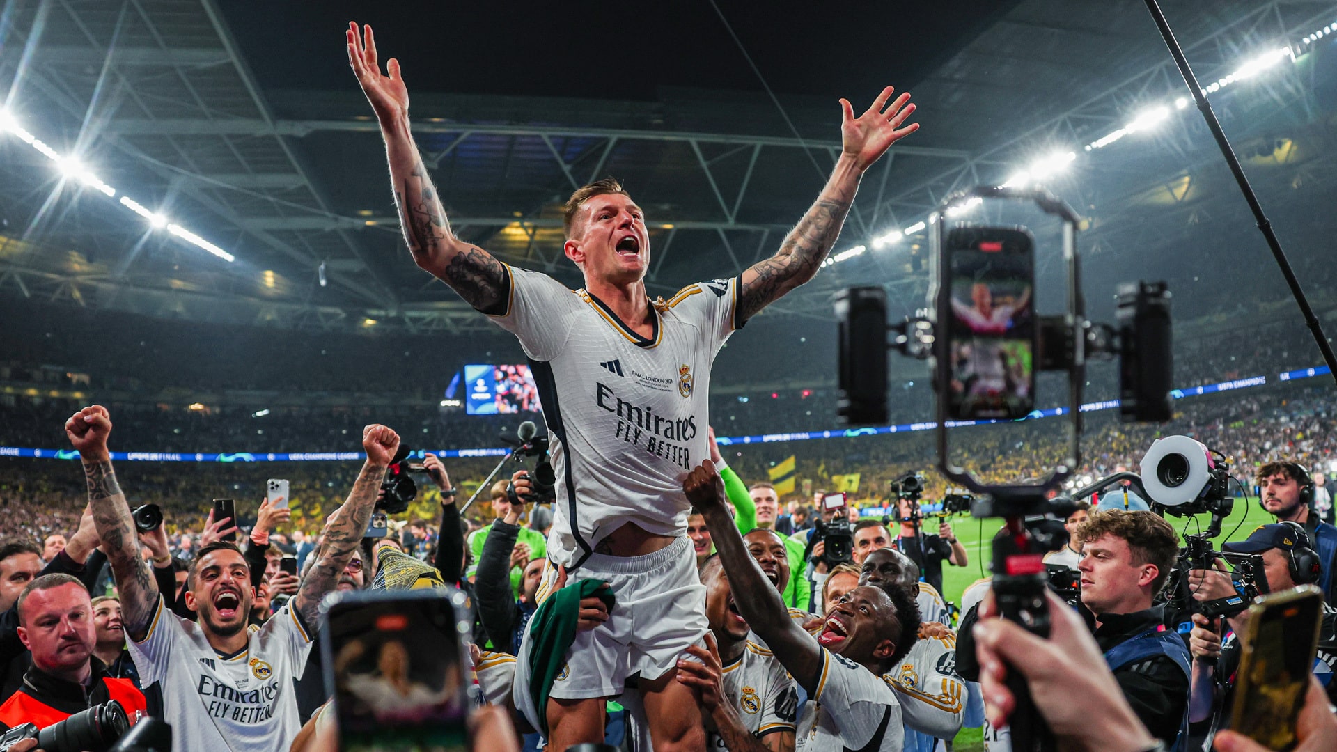 Toni Kroos comemora título da Champions League pelo Real Madrid