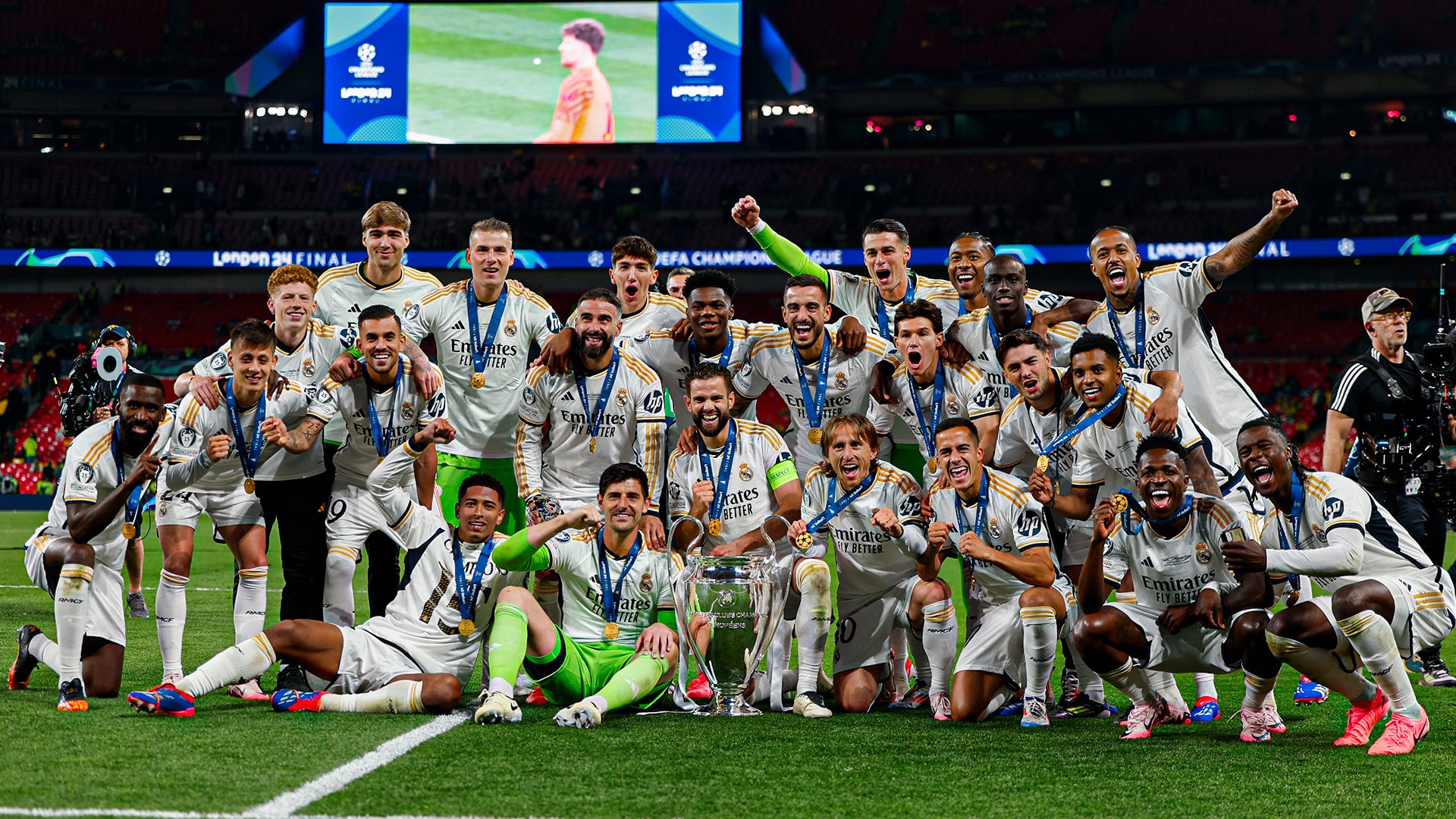 Jogadores do Real Madrid com troféu da Champions