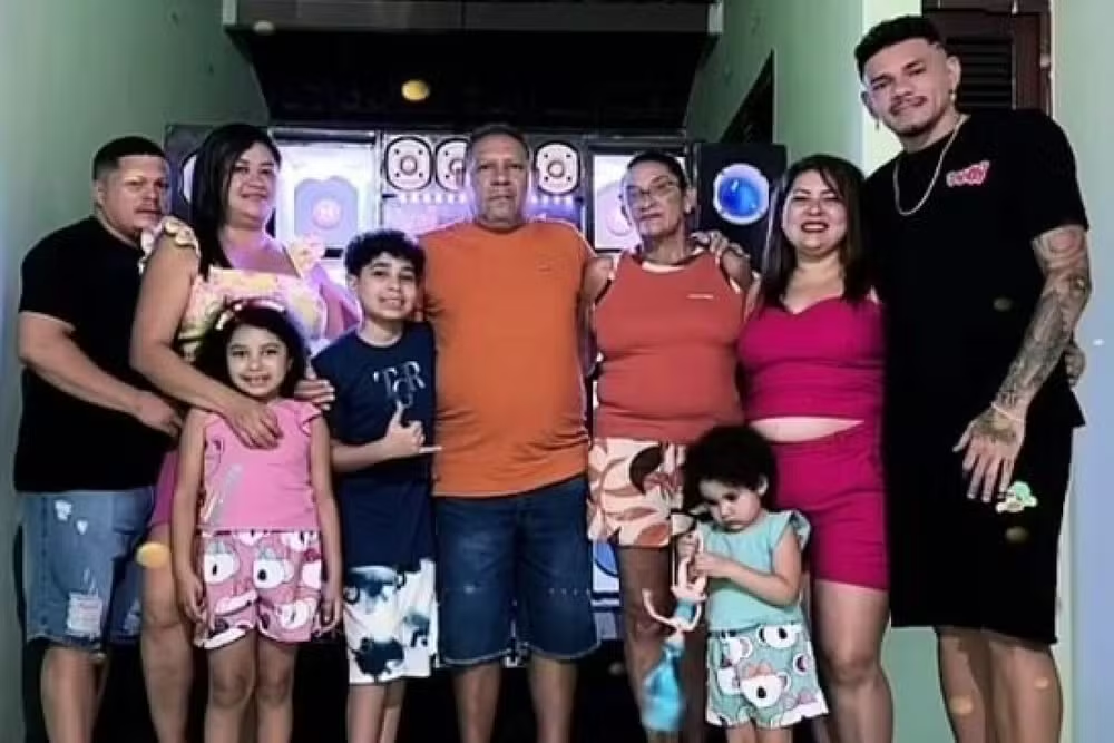 Tiquinho e sua família, com o pai, José Nilton Soares, no meio