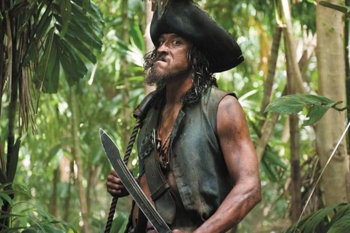 O surfista e ator Tamayo Perry morreu após ser atacado por um tubarão