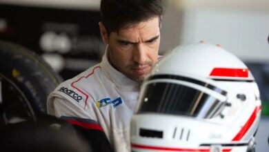 Abel Ferreira em roupa de automobilismo