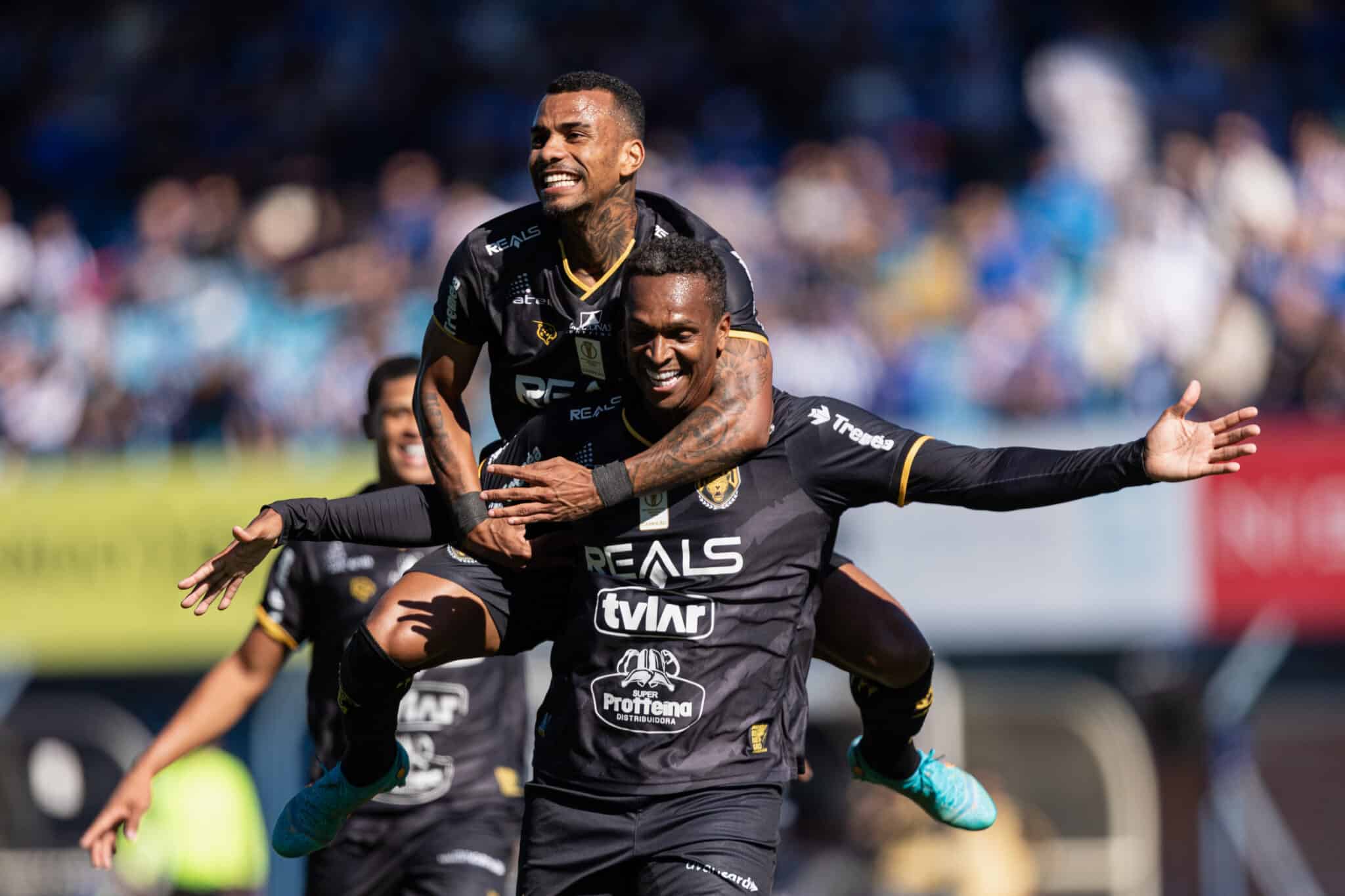 Jô, atacante do Amazonas, celebrando gol