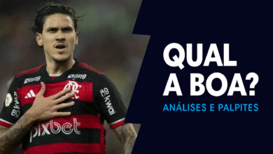 Pedro, atacante do Flamengo, põe a mão no peito