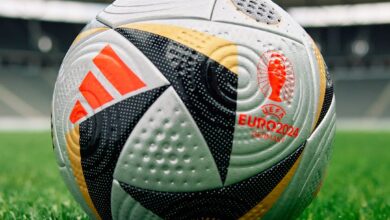 Bola de futebol no gramado