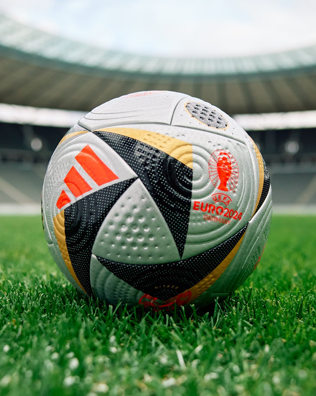 Bola de futebol no gramado