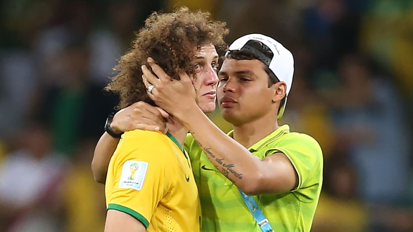 Thiago Silva consola David Luiz após vexame brasileiro na Copa do Mundo - Foto: Ian MacNicol/Getty Images