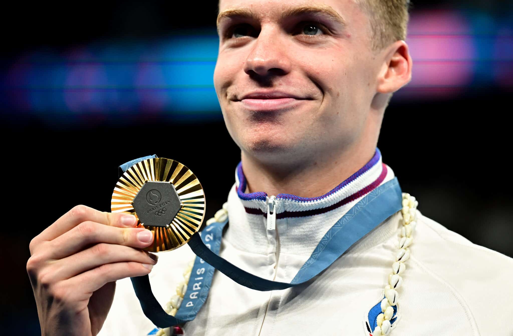 Léon Marchand celebrando seu ouro olimpico