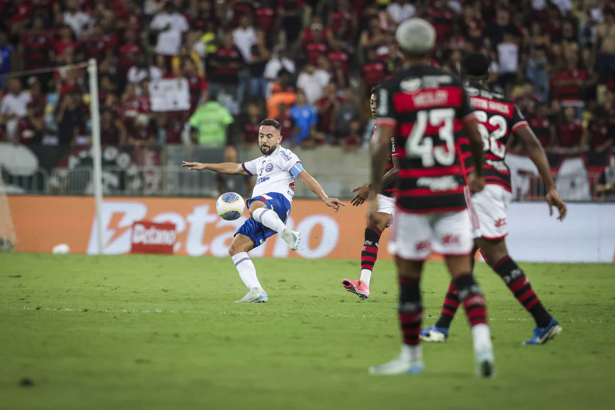 Everton Ribeiro em ação durante o jogo entre Bahia x Flamengo
