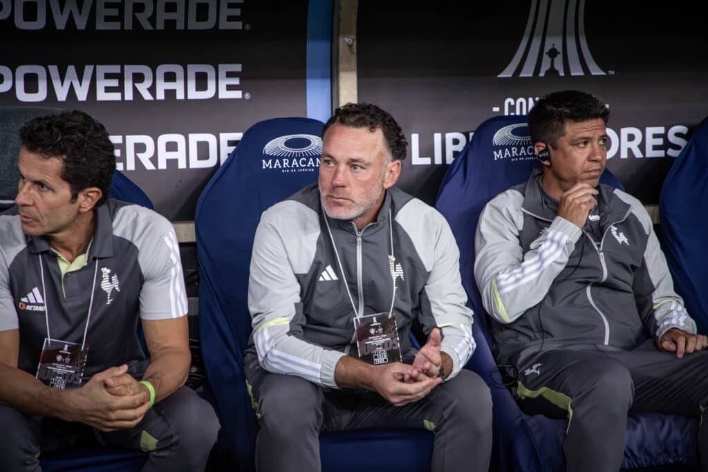 Milito diz que não conta com Saravia e Otávio para jogo contra o Fluminense: "Não há tempo"