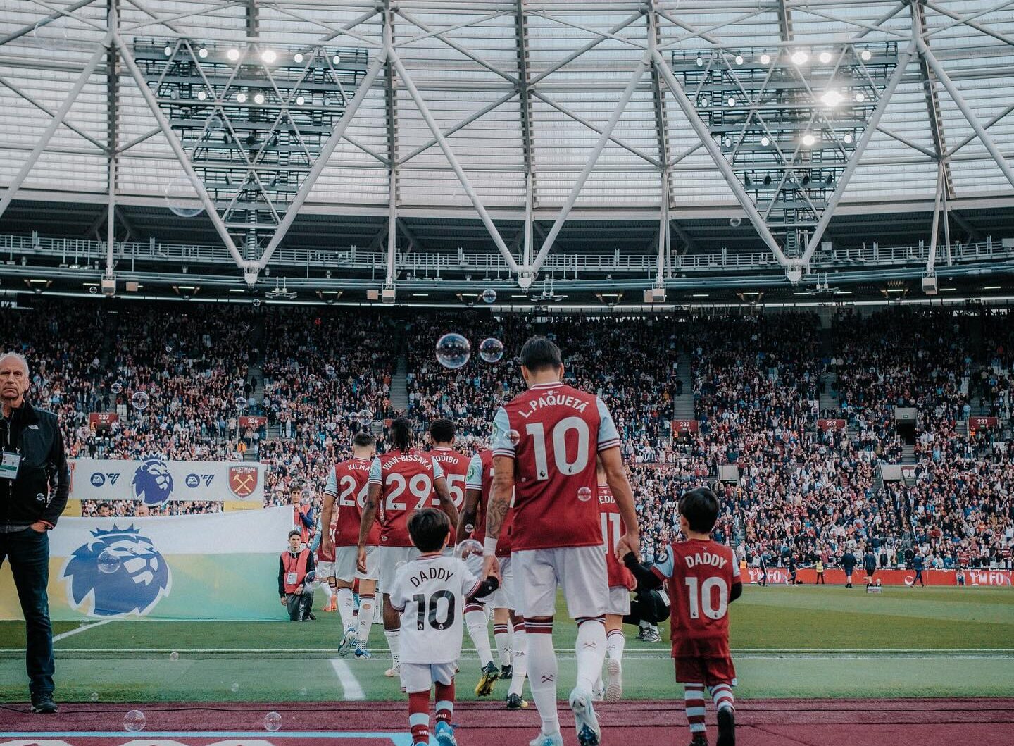 Lucas Paquetá com os filhos pelo West Ham
