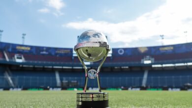 Troféu da Copa Sul-Americana no meio de um campo de futebol