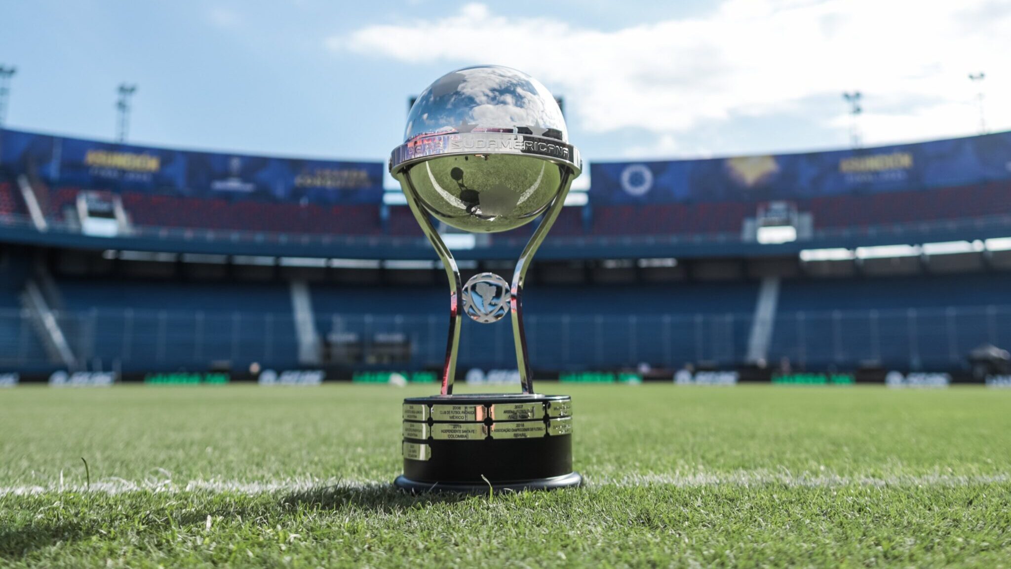 Troféu da Copa Sul-Americana no meio de um campo de futebol