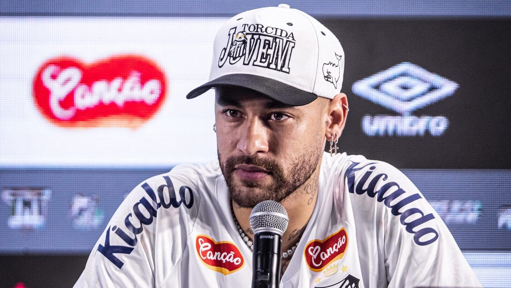 Neymar em coletiva de apresentação pelo Santos