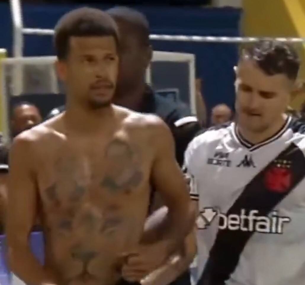 João Victor, zagueiro do Vasco, discute com torcedores