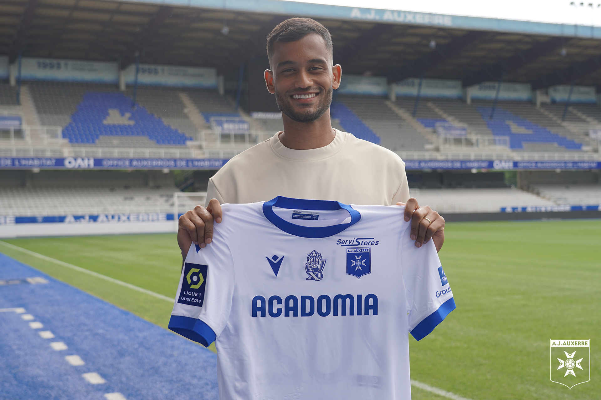 Jubal, zagueiro do Auxerre, alvo do Inter