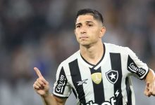 Savarino comemorando gol pelo Botafogo