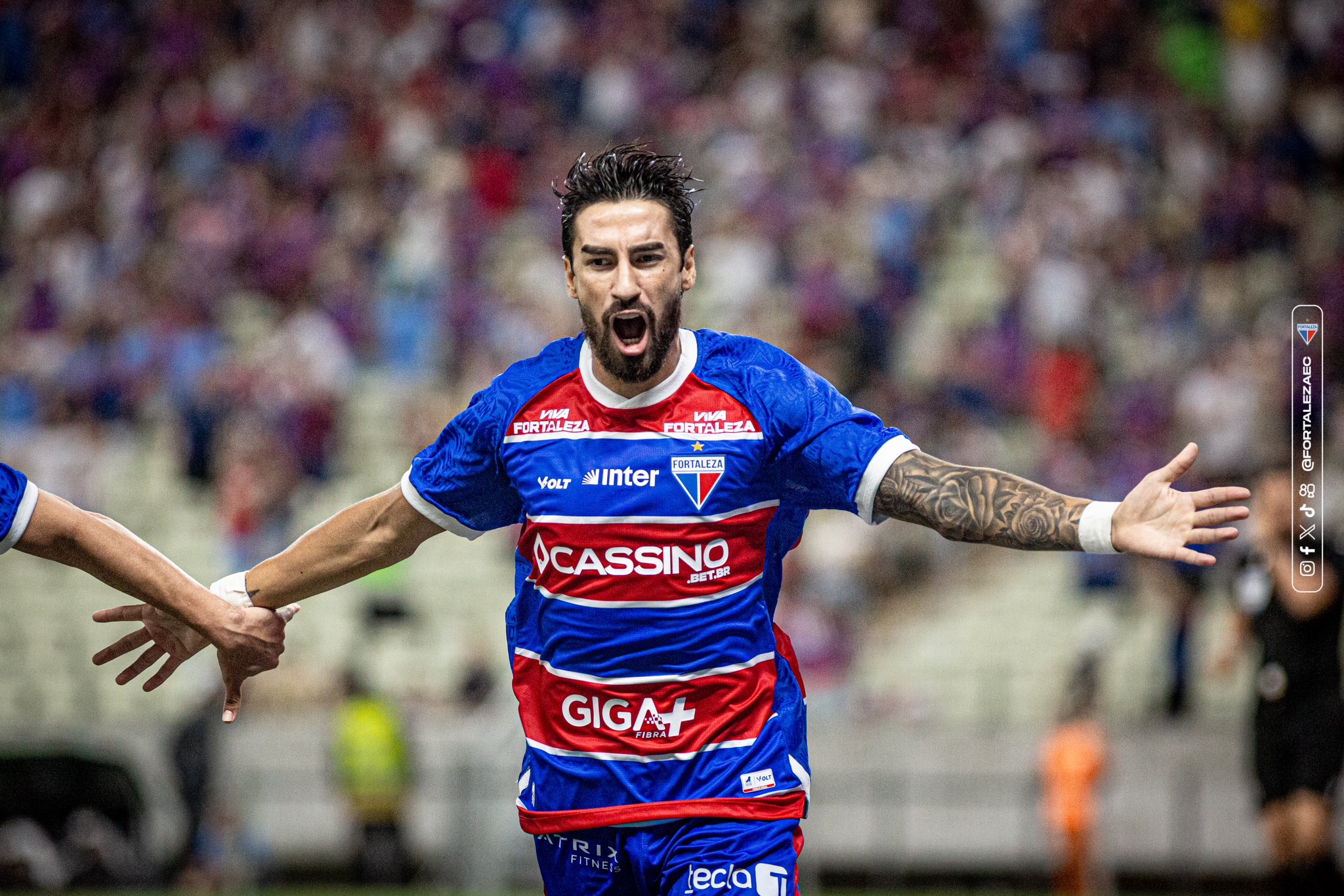 Lucero comemorando gol pelo Fortaleza