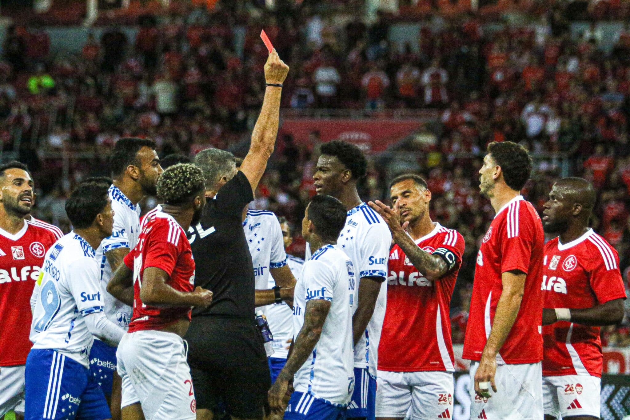 Jonathan Santos expulso no jogo entre Cruzeiro e Inter causou polêmica no VAR da CBF