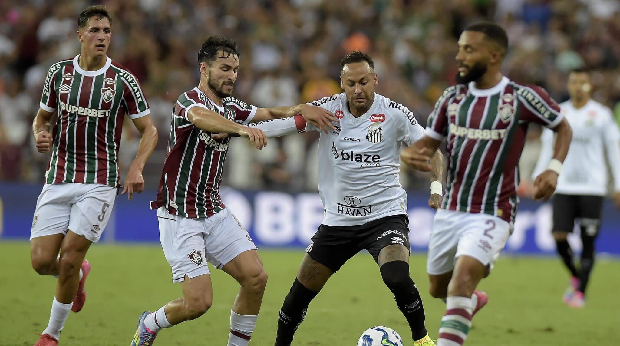 Neymar em ação na partida entre Fluminense e Santos
