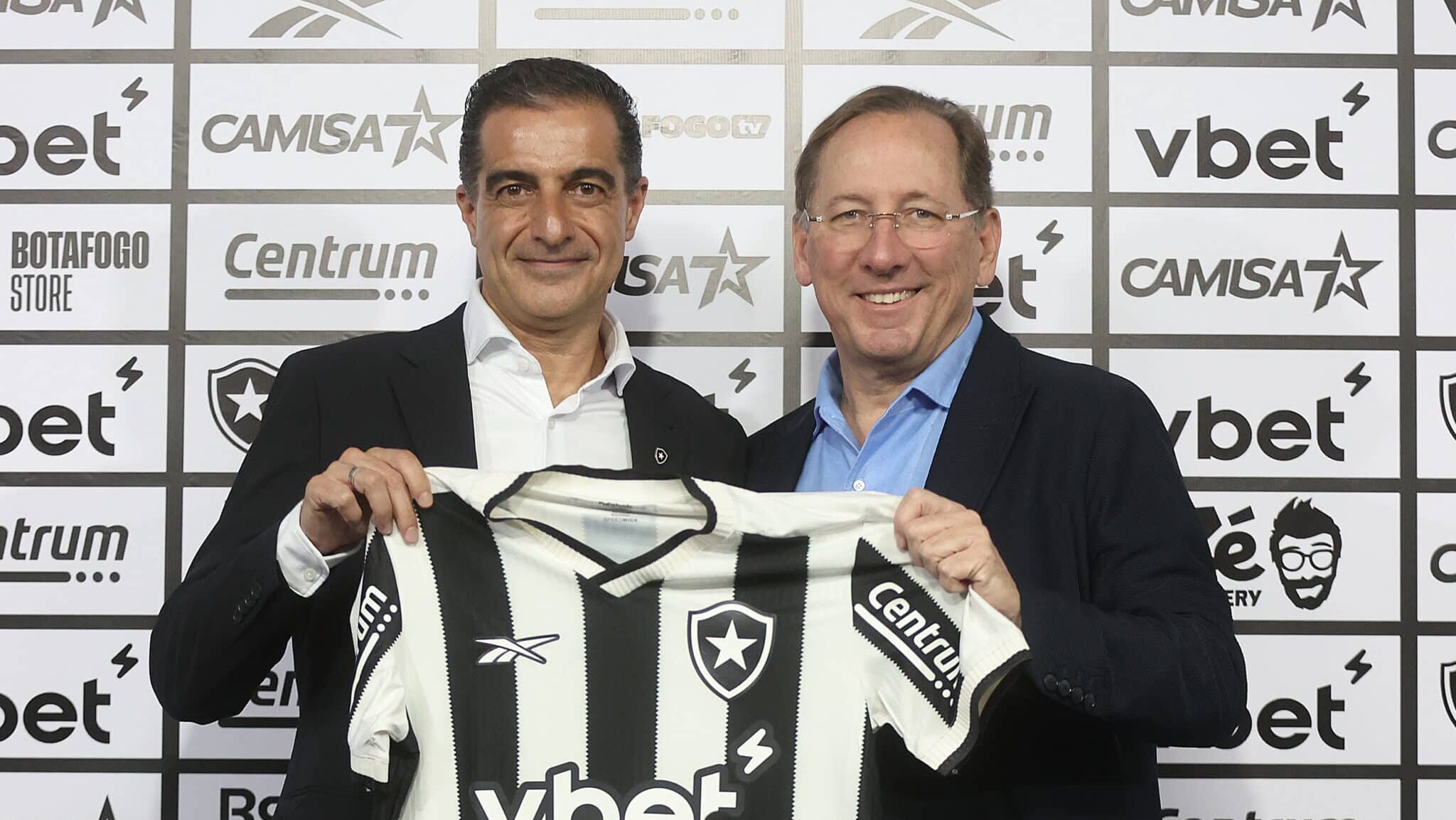 Renato Paiva e John Textor em anúncio pelo Botafogo