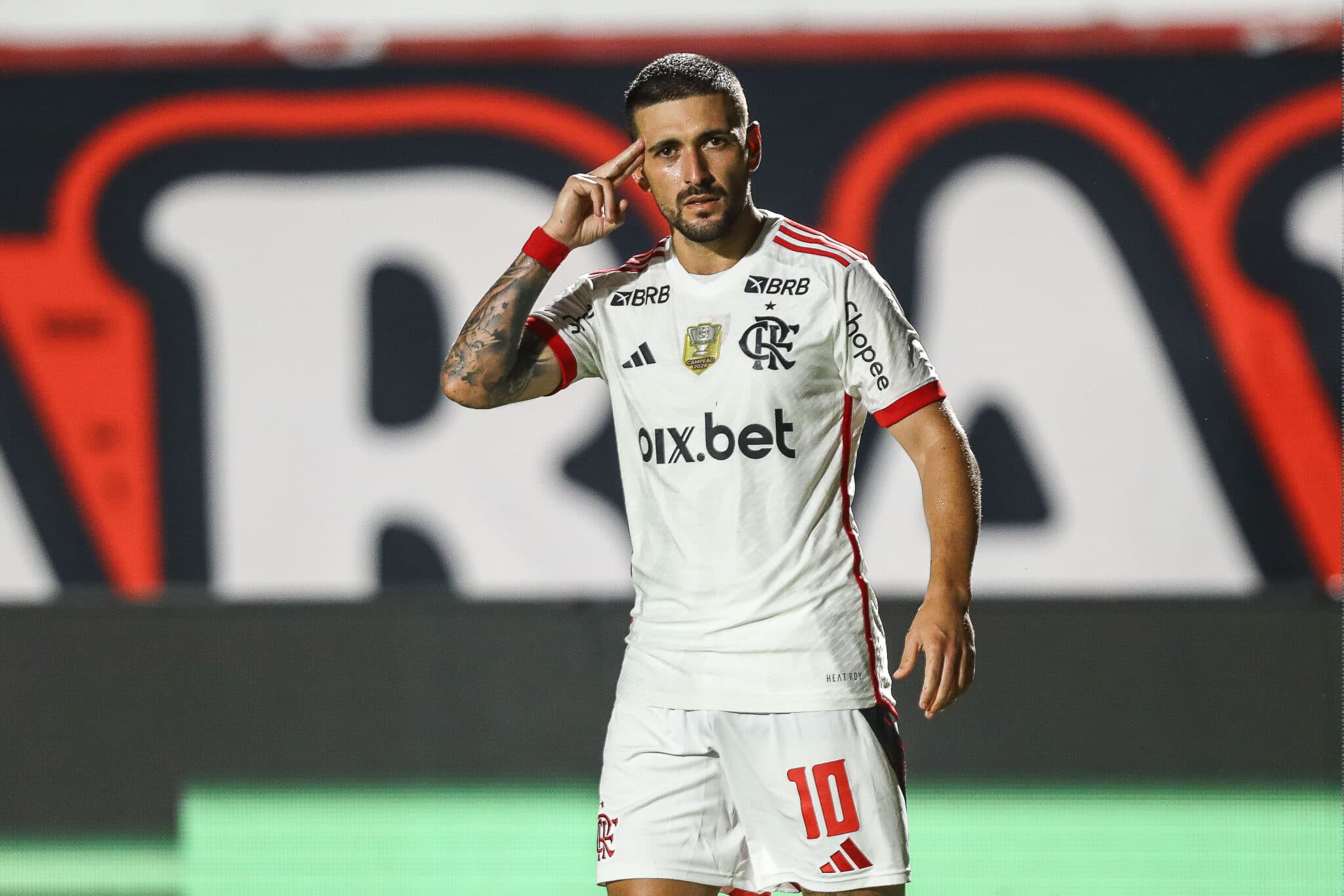 Arrascaeta comemorando gol pelo Flamengo