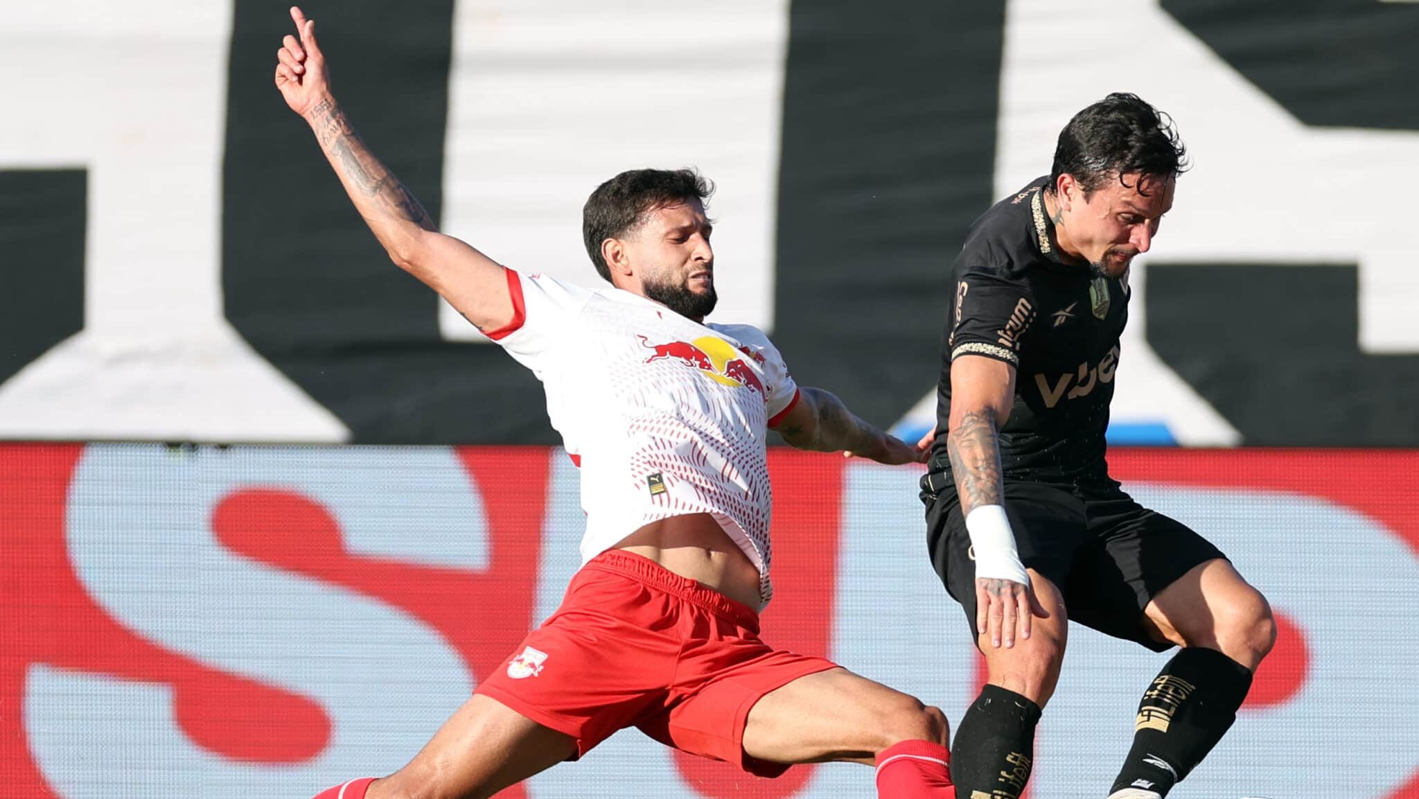 Capixaba e Artur em disputa de bola no jogo entre RB Bragantino x Botafogo
