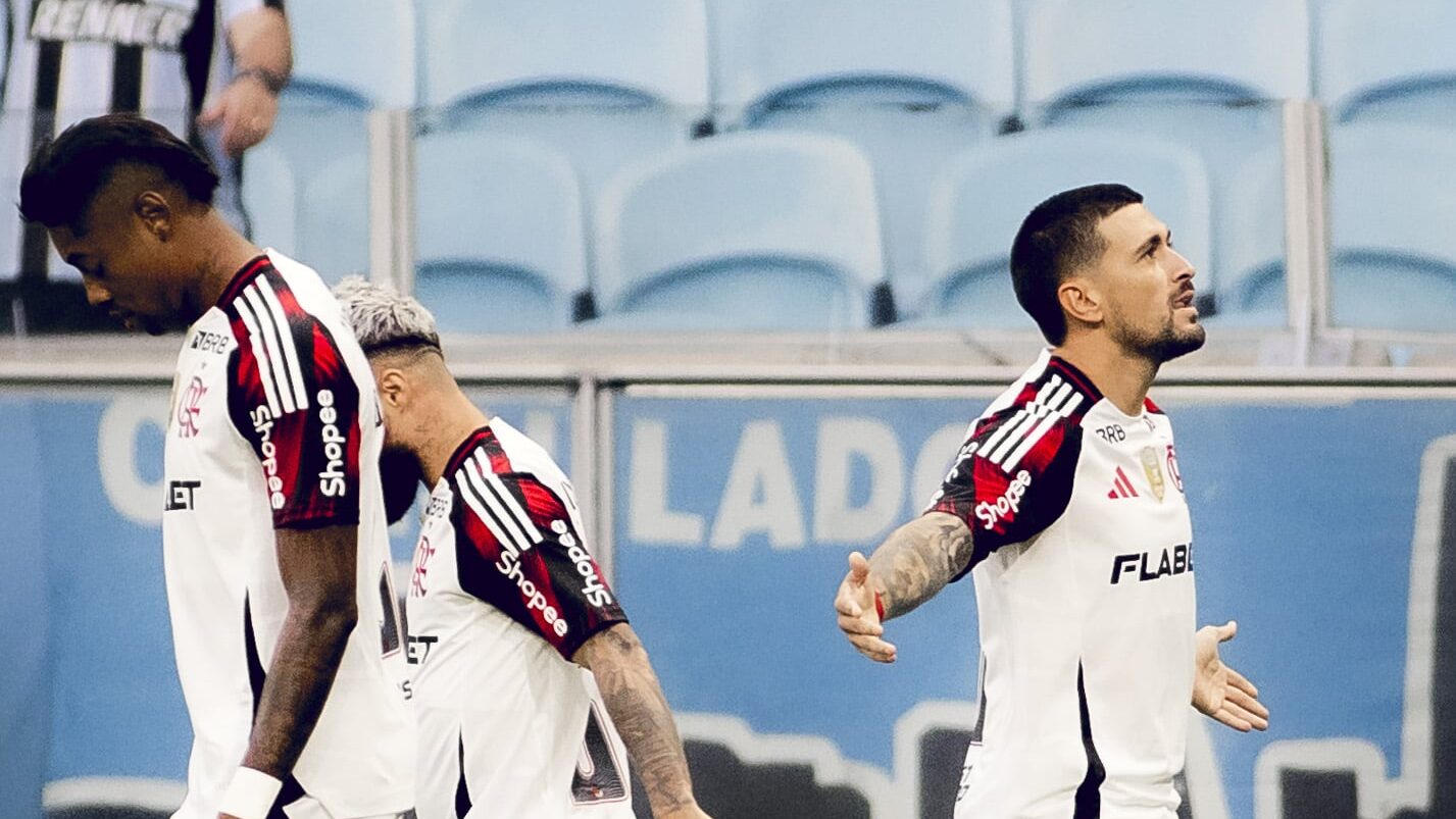 Arrascaeta comemorando gol do Flamengo contra o Grêmio